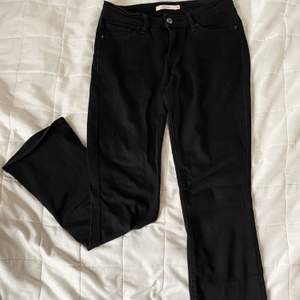 Svarta bootcut jeans från Levis i storlek 26. Världens bästa passform men tyvärr för små. Frakt tillkommer