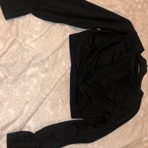 Fin topp som är lite kortare  - Magtröja XL. Jag som är en S har använt den och tyckt om passformen 