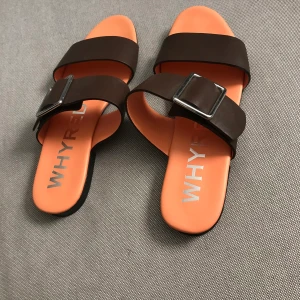 Whyred skor - Gjorda i Italien. Mycket bra skick. Storlek 38. Nypris 2300kr. Tror inte vi har lådan men kan kolla med morsan om nån är så desperat. Om flera vill ha så gäller budgivning om inget annat.