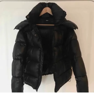 Populär pufferjacket - Intressekoll på min populära vinterjacka från Bikbok, de säljs inte längre. Är en xs men passar nog allt upp till L då den är väldigt stor och rymlig men endå snygg på en mindre. Buda! ( lånad bild men kan skicka egna ) HÖGSTA BUD JUST NU 950 exklusive frakt. Bud höjs med minst 20kr. Buda gärna i kommentarerna. Avslutas idag 20:00