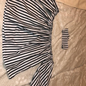 Randig blus med band som medföljer till halsen  - Med band till halsen💖