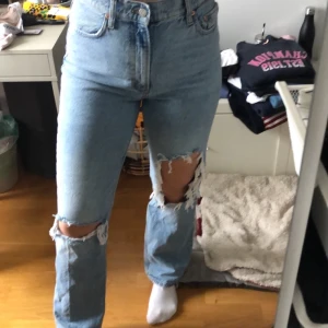 Jeans med hål  - Fina jeans ifrån mango, i bra skick bars använt fåtal gånger. 