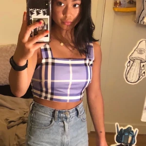 Lila top - Säljer vidare en crop top som jag köpte här på plick. Jag har aldrig användigt linnet utan bara prövat. Den är i bra skick. Linnet är i stolek XS-M det beror på hur man vill att den ska sitta.Första bilden är lånad. FRAKTEN INGÅR INTE , skriv om du är intresserad eller om du vill köpa☀️