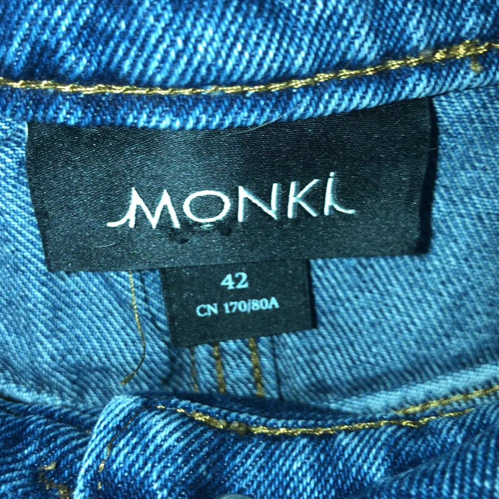 En A formad jeanskjol från monki, nästan inte använd. Kjolar.