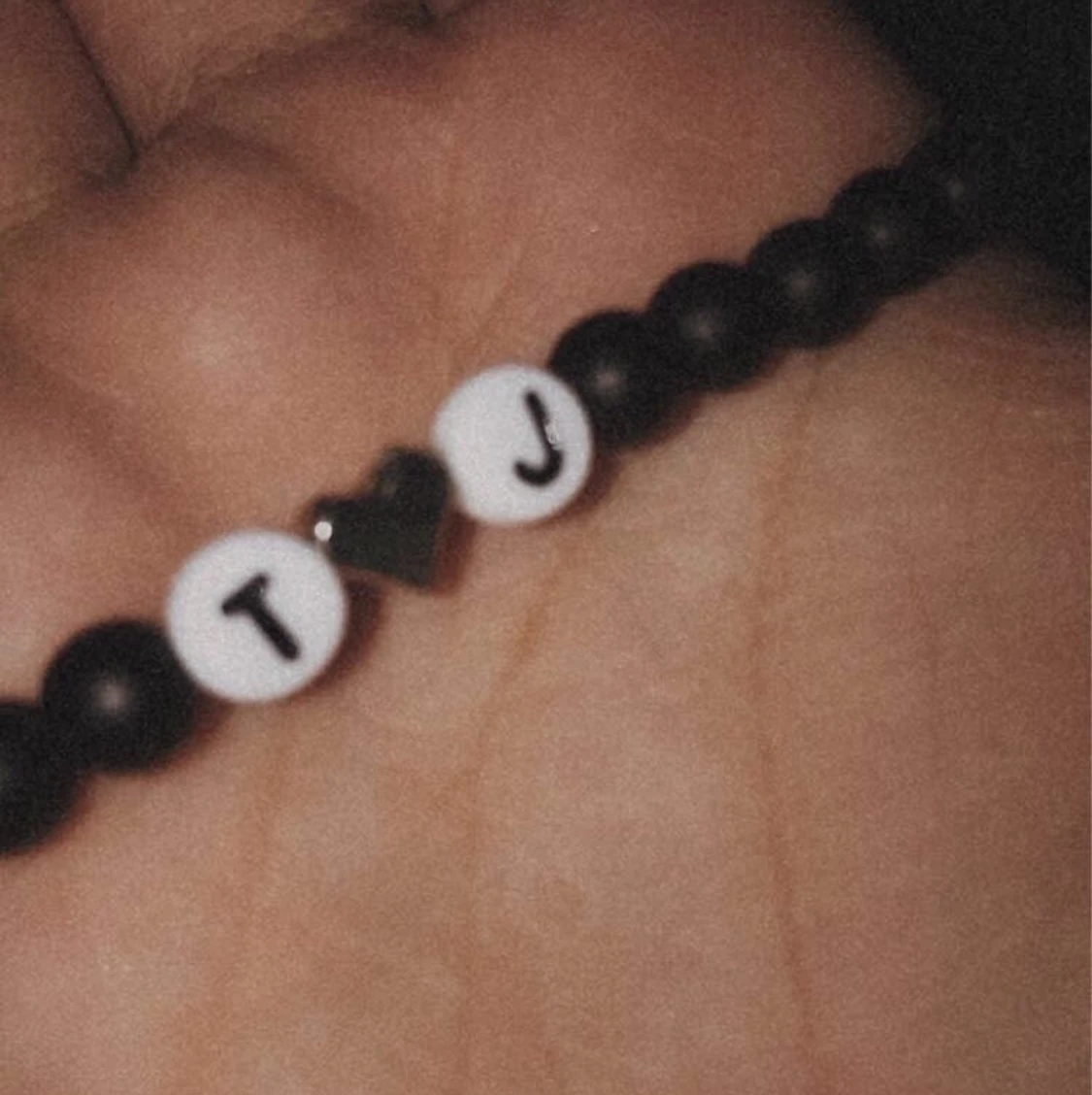 Två Armband med bokstaven T&J  - 90