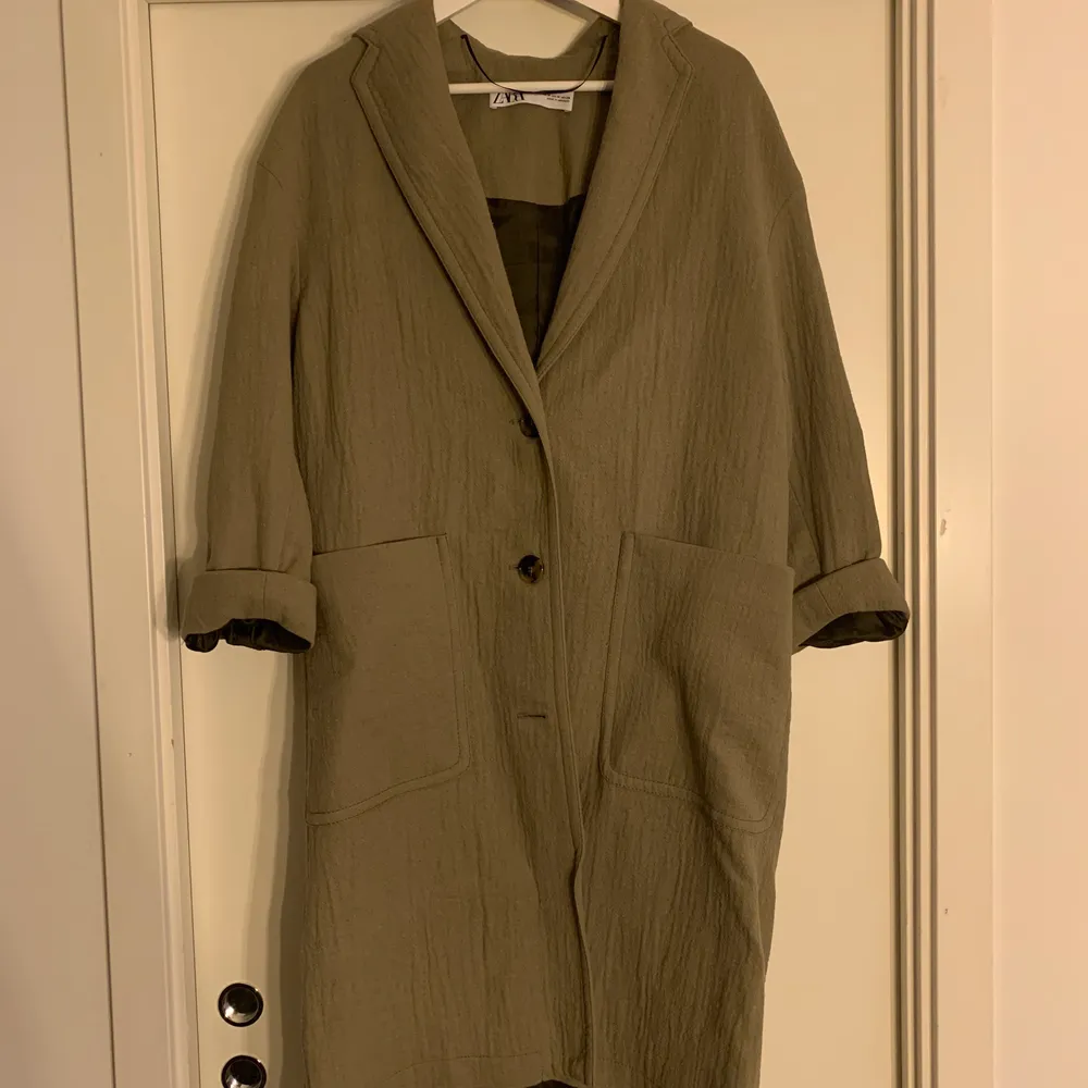 Militärgrön jacka från Zara. Oversized. Aldrig använd. Köpare står för frakten.. Jackor.