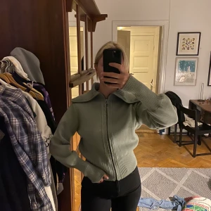 Stickad tröja ifrån zara - Sticka grön tröja ifrån Zara! Aldrig använd med prislapp kvar. Är lite cropped. Storlek M och jag är 173cm