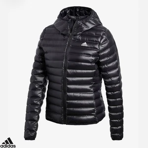 Adidasjacka/dunjacka  - Säljer en superskön dunjacka från adidas i storlek Xs (skulle snarare säga att det är en storlek S / liten M). Helt oanvänd och därför i nyskick, säljer enbart då det inte är min stil längre💕väldigt tunn men väldigt väldigt värmande💕 köpt för 1200, säljer för 400+ frakt!💕