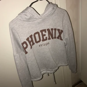 Hoodie från Gina Tricot - En grå hoodie från Gina Tricot med snören på botten. Storlek XXS men passar XS.  Nypris 200-300? Kommer inte ihåg exakt.