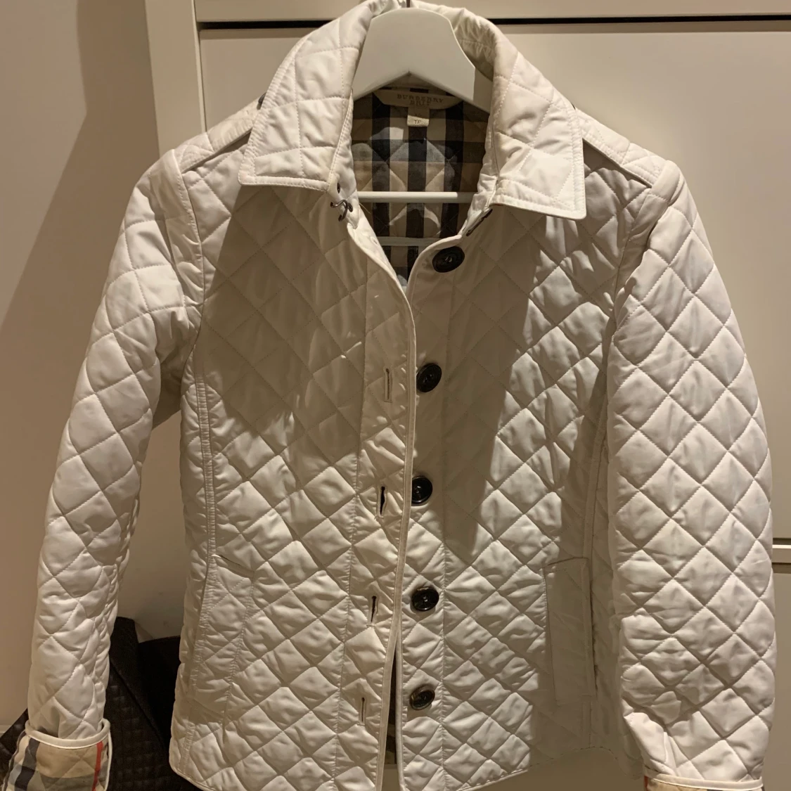 Burberry qiltad vit höst och vårjacka