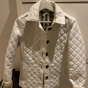 Burberry qiltad vit höst och vårjacka - Figursydd burberry jacka i vit, äkta.