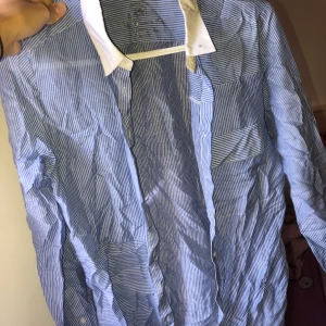 Skjorta blå - Hade varit jätte fin med vit tröja under