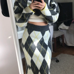 Kjol - Jättefin kjol från HM x Prince of Scotland kollektionen, lapp finns kvar. Kan köpas med tröjan också❤️