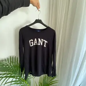 Långärmad, mörkblå tröja från Gant. Använd ett fåtal gånger i bra skick!