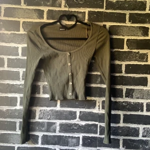 Söt tröja - Säljer åt min syster: jättefin grön tröja från Gina tricot! Passar perfekt nu till hösten! Fråga för fler bilder:)