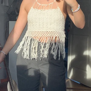 Virkad topp - En virkad topp som passar bra på festival eller till sommaren⚡️🌷 den har justerbara band och därför passar den nog upp till M, i övrigt i bra skick!!