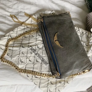 Zadig&Voltaire väska - Säljer min Zadig väska då den inte kommer till användning längre. Den har används väl därav lägre pris men den är hur fin som helst, det finns en lång och en kort kedja samt dustbag. Bud 1050kr