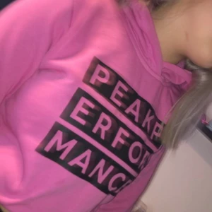 Peak Performance huvtröja storlek 160/xs - Härlig rosa hoodie från Peak Performance. Storlek 160 är precis som en xs. Aldrig använd, jättehärligt material inuti. Perfekt för hösten/vintern💓. 