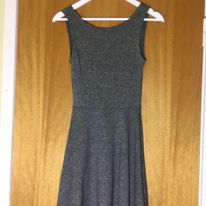 Skater dress  - Grå skater dress från H&M med öppen rygg. Superskönt! Frakt 44 kr eller hämtas upp i Lund. 