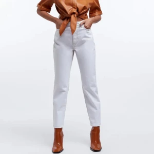 Ginatricot mom jeans  - Säljer dessa snygga jeans då jag inte använt dom mer än en gång, storlek 36, pris: 200kr +frakt