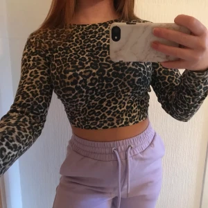 Tröja - Supersöt tröja i leopardmönster från Zara❤️ Storlek M men passar även xs beroende på hur man vill att den vill sitta. Mycket stretchigt tyg