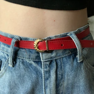 Rött skärp - Rött och guldigt litet skärp. Storlek xs/s.  Pris 50kr + frakt