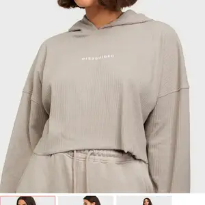 Missguided hoodie säljs för 180kr + frakt , andvänt endast 1 gång ❤️ storlek S , super skönt material 💓💞🌸🌨