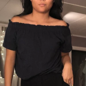 Top - Skit snygg marinblå top i stl XS. Man kan välja om man vill ha offshoulder eller inte.