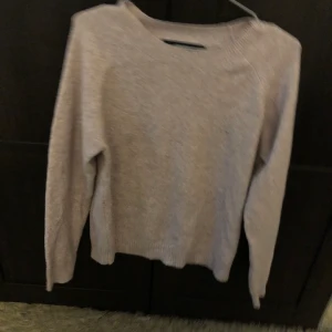 Stickad ljusrosa tröja  - Bra men använt skick.