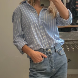 Randig Skjorta - Super snygg skjorta som tyvär inte kommer till användning. Skjortan är i S men är lite mindre i storleken. Jag har storlek XS som referens. Kontakta mig om du är intresserad!❤️