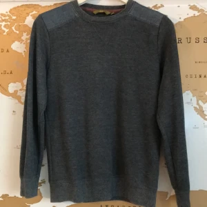 Basic tröja - Sparsamt använd tröja från Lager 157.