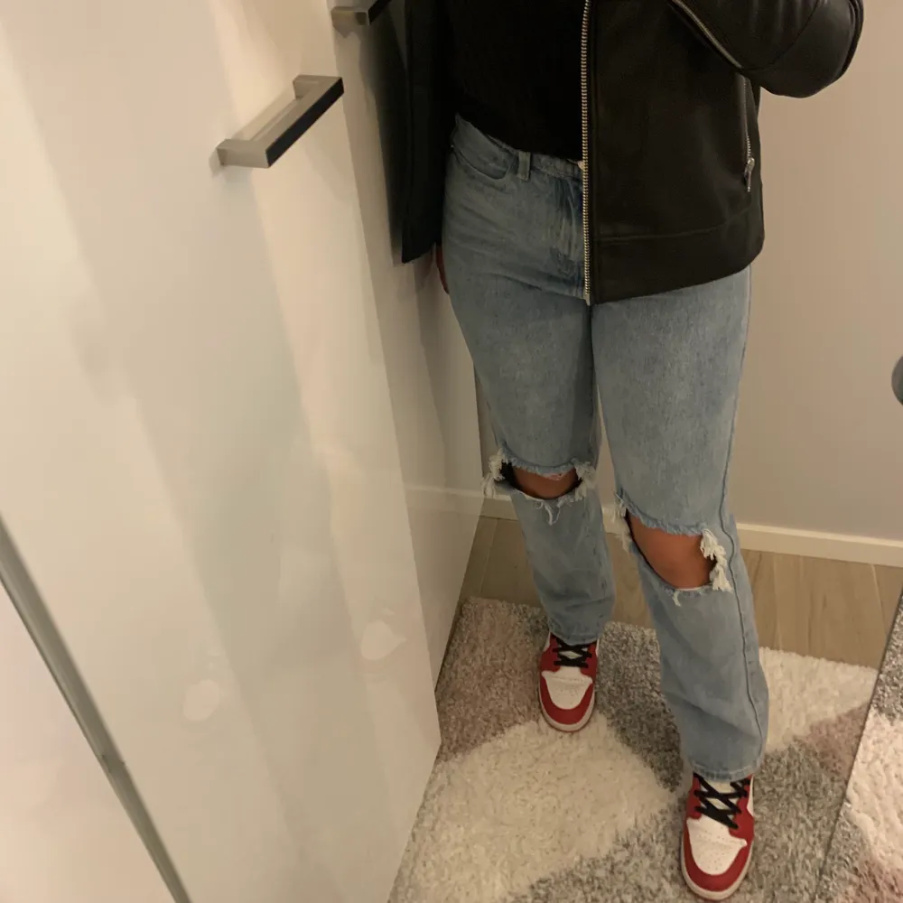 (Intressekoll) jag undrar om någon skulle vilja köpa eller byta jeans mot mina slutsålda prettylittlething jeans💖💖 (om ni vill byta gärna ett par zara jeans elr liknade kan också byta mot andra saker). Jeans & Byxor.