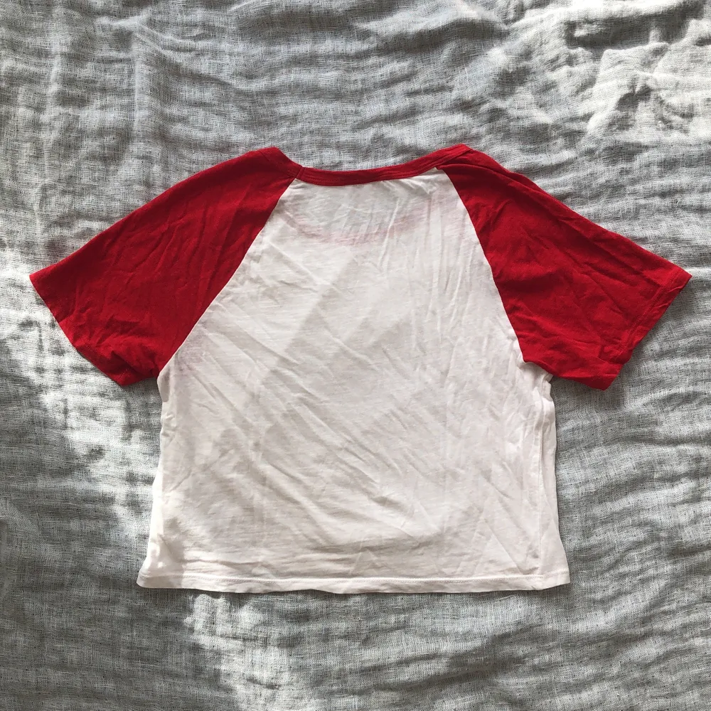 Kortare T-short från monki, använd ett fåtal gånger. Köparen står för frakt 🌟. T-shirts.