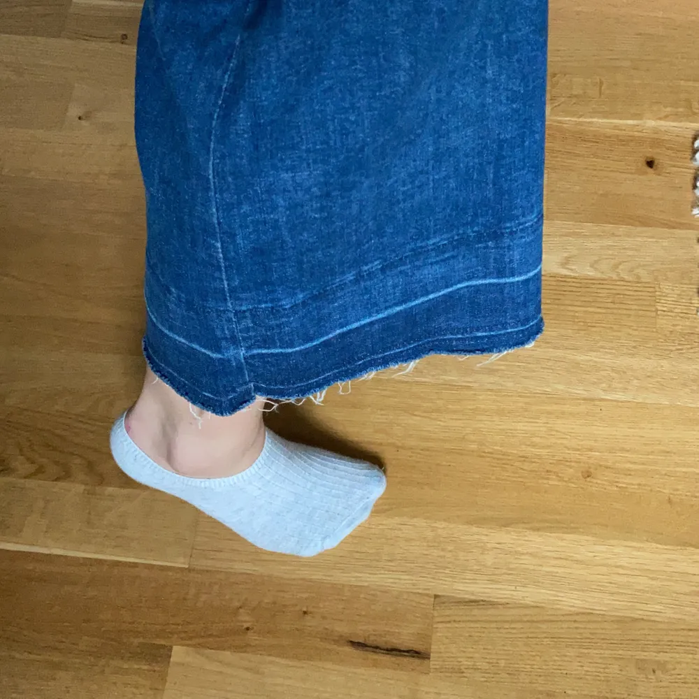 Culottejeans, alltså jeans med kortare benslut och vida ben, lite stretchiga. Väldigt bekväma och i mycket bra skick! . Jeans & Byxor.