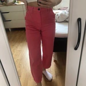 Rosa jeans från Urban Outfitters BDG - W 24 L 30 ett par rosa jeans från Urban Outfitters från märker BDG använda ca 3 gånger. I nyskick! 