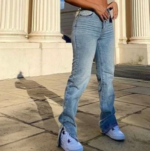 Zara jeans med slits - Blåa zara jeans, superfinar för långa till mig och används därför inte! Köpta för 359kr 💕💕 Högsta bud nu: 200kr