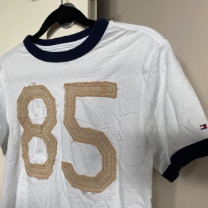 Hilfiger T-shirt  - Jätte cool vinge hilfiger t-shirt!! Barn storlek men passa perfekt på mig som har S i vanliga fall!!! Kund står för frakt 63kr💕💕💕