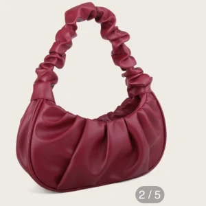 Shein väska - Helt ny väska från shein. Köptes för 89kr. Förpackning kvar och aldrig använd