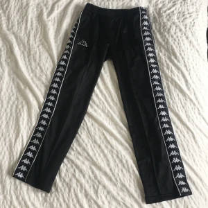 Kappa byxor Astoria 222 stl S - Sparsamt använda och i fint skick! köpta för 525kr och säljer för 150kr. Kan mötas upp i Östersund eller postas, köparen betalar eventuell frakt💕