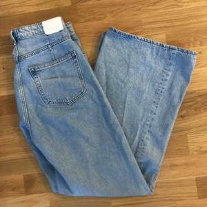 Weekday jeans i en ljus tvätt i modellen ace. En vidare modell.  Använd endast ett fåtal gånger.  W28 / L32. Ordinarie pris 500
