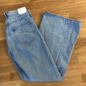  - Weekday jeans i en ljus tvätt i modellen ace. En vidare modell.  Använd endast ett fåtal gånger.  W28 / L32. Ordinarie pris 500