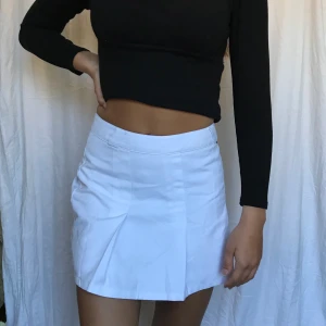 Vit Tennis Kjol strl S - Säljer denna kjol som jag skulle säga är mer åt tennis kjol hållet.säljer pga att den inte kommer till använda längre. Kommer tyvärr inte ihåg vart den är ifrån. 70kr + frakt 😊