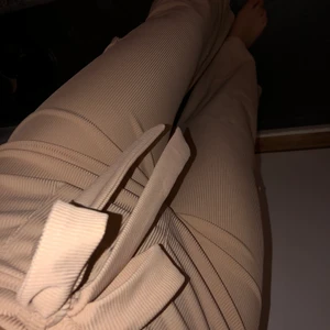 Beiga byxor i s - Ribbade byxor i färgen beige. Storlek S 