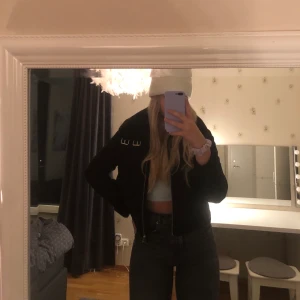 Jacka  - Fin höst/vinter jacka som är i svart str 40/M 🍂💗🍁❄️                 Vet inte exakt vad frakten kommer ligga på men köparen står för den👍🏼💗