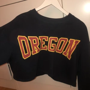 Sweatshirt  - Croppad marinblå sweatshirt                                                    Str M                                                                                                Fin vintage stil på den👍🏼💙💛🧡 Vet ej vad frakten kommer gå på men köparen står för den☺️