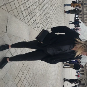 Skjorta från Zara - Mörkgrå, mjuk skjorta från Zara! Oversized och kort! Frakt ingår♻️