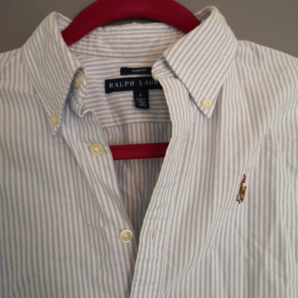 Skjorta från Ralph Lauren i slim fitmodell. . Skjortor.