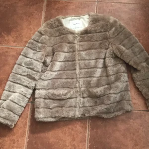 Fuskpäls  - Fuskpäls jack från part two. Jättefin lyster. Har en reva innerfodret vid armhålan. Kontakta mig om fler bilder. Har fickor. 