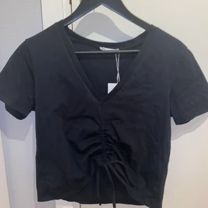 Svart zipup tshirt med vringning - Svart ”zipup” topp ifårn Zara. Nypris 120 kr. Aldrig använd, prislapp kvar! Jättefint skick, så gott som ny! Storlek S men kan passa en som är XS också! Förstor för mig som är XXS-XS men möjligt att passa en XS-S. 