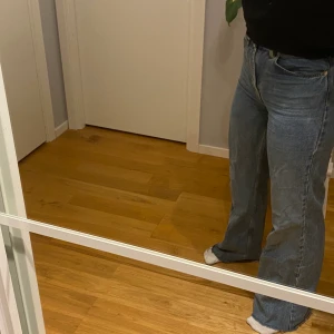 Lite mörkare blåa visa jeans - (Bild på min syrra) Mörkare blåa visa jeans ifrån NA-KD. Storlek 36 i bra skick. Frakt tillkommer